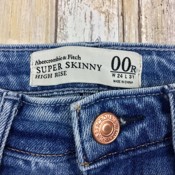 Abercrombie | Distressed Patched Skinny High Rise - Picture 4 of 6